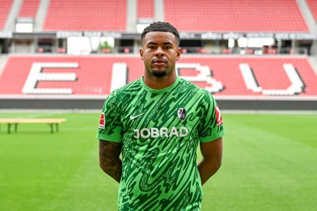 Noah Atubolu (SC Freiburg, 01) GER, SC Freiburg, Fussball, 1. BL, Portraettermin 2025 2026, 30.07.2025 GER, SC Freiburg, Fussball, 1. BL, Portraettermin 2025 2026, 30.07.2025 Freiburg Copyright: xEibner-Pressefoto ThomasxHessx EP_THS