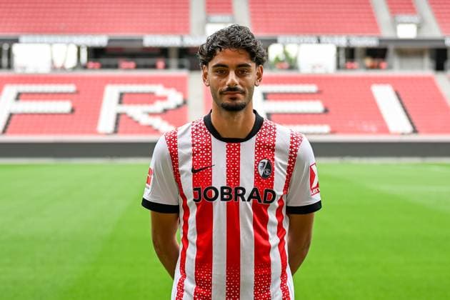 Eren Dinkci (SC Freiburg, 18) GER, SC Freiburg, Fussball, 1. BL, Portraettermin 2025 2026, 30.07.2025 GER, SC Freiburg, Fussball, 1. BL, Portraettermin 2025 2026, 30.07.2025 Freiburg Copyright: xEibner-Pressefoto ThomasxHessx EP_THS