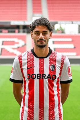Eren Dinkci (SC Freiburg, 18) GER, SC Freiburg, Fussball, 1. BL, Portraettermin 2025 2026, 30.07.2025 GER, SC Freiburg, Fussball, 1. BL, Portraettermin 2025 2026, 30.07.2025 Freiburg Copyright: xEibner-Pressefoto ThomasxHessx EP_THS