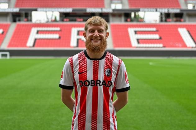 Niklas Beste (SC Freiburg, 19) GER, SC Freiburg, Fussball, 1. BL, Portraettermin 2025 2026, 30.07.2025 GER, SC Freiburg, Fussball, 1. BL, Portraettermin 2025 2026, 30.07.2025 Freiburg Copyright: xEibner-Pressefoto ThomasxHessx EP_THS