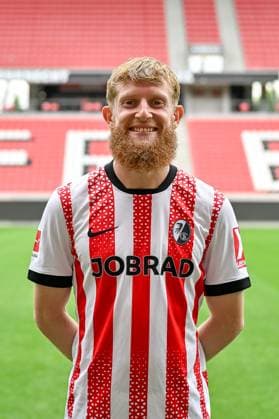 Niklas Beste (SC Freiburg, 19) GER, SC Freiburg, Fussball, 1. BL, Portraettermin 2025 2026, 30.07.2025 GER, SC Freiburg, Fussball, 1. BL, Portraettermin 2025 2026, 30.07.2025 Freiburg Copyright: xEibner-Pressefoto ThomasxHessx EP_THS