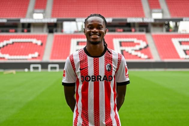 Jordy Makengo (SC Freiburg, 33) GER, SC Freiburg, Fussball, 1. BL, Portraettermin 2025 2026, 30.07.2025 GER, SC Freiburg, Fussball, 1. BL, Portraettermin 2025 2026, 30.07.2025 Freiburg Copyright: xEibner-Pressefoto ThomasxHessx EP_THS