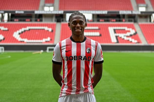 Junior Adamu (SC Freiburg, 20) GER, SC Freiburg, Fussball, 1. BL, Portraettermin 2025 2026, 30.07.2025 GER, SC Freiburg, Fussball, 1. BL, Portraettermin 2025 2026, 30.07.2025 Freiburg Copyright: xEibner-Pressefoto ThomasxHessx EP_THS