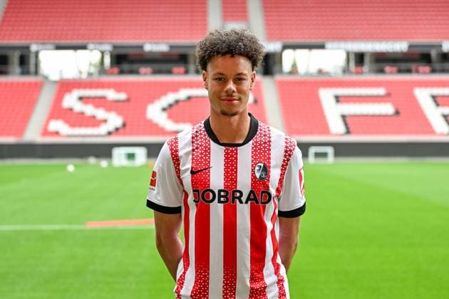 Derry Scherhant (SC Freiburg, 07) GER, SC Freiburg, Fussball, 1. BL, Portraettermin 2025 2026, 30.07.2025 GER, SC Freiburg, Fussball, 1. BL, Portraettermin 2025 2026, 30.07.2025 Freiburg Copyright: xEibner-Pressefoto ThomasxHessx EP_THS
