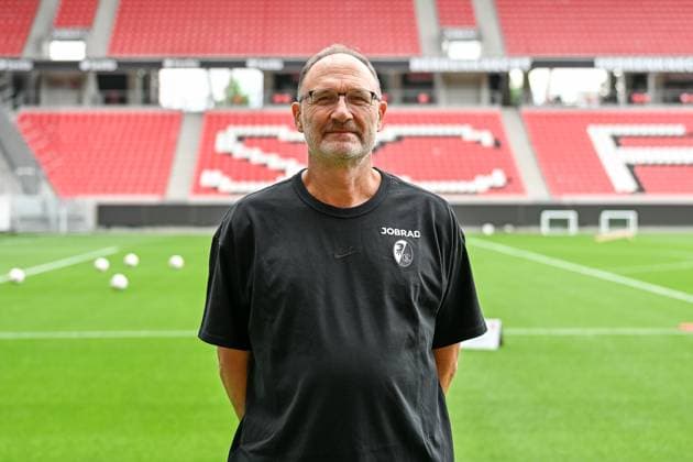 Dr. Jochen Gruber (SC Freiburg, Mannschaftsarzt) GER, SC Freiburg, Fussball, 1. BL, Portraettermin 2025 2026, 30.07.2025 GER, SC Freiburg, Fussball, 1. BL, Portraettermin 2025 2026, 30.07.2025 Freiburg Copyright: xEibner-Pressefoto ThomasxHessx EP_THS