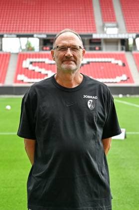 Dr. Jochen Gruber (SC Freiburg, Mannschaftsarzt) GER, SC Freiburg, Fussball, 1. BL, Portraettermin 2025 2026, 30.07.2025 GER, SC Freiburg, Fussball, 1. BL, Portraettermin 2025 2026, 30.07.2025 Freiburg Copyright: xEibner-Pressefoto ThomasxHessx EP_THS