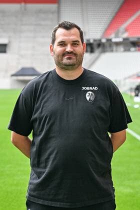 Max Beckmann (SC Freiburg, Zeugwart) GER, SC Freiburg, Fussball, 1. BL, Portraettermin 2025 2026, 30.07.2025 GER, SC Freiburg, Fussball, 1. BL, Portraettermin 2025 2026, 30.07.2025 Freiburg Copyright: xEibner-Pressefoto ThomasxHessx EP_THS