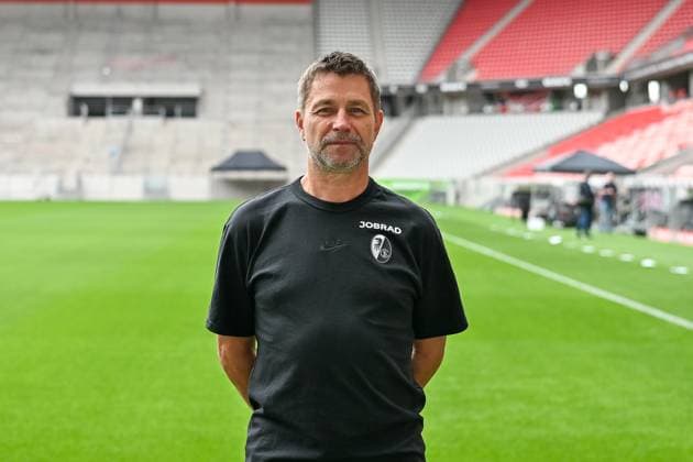 Stefan Spohn (SC Freiburg, Busfahrer) GER, SC Freiburg, Fussball, 1. BL, Portraettermin 2025 2026, 30.07.2025 GER, SC Freiburg, Fussball, 1. BL, Portraettermin 2025 2026, 30.07.2025 Freiburg Copyright: xEibner-Pressefoto ThomasxHessx EP_THS