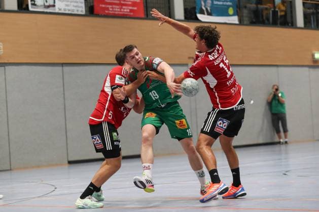 30.07.2025, xgox, Handball - Testspiel SC Magdeburg - Fredericia Handboldklub emspor, v.l. Kristian Hubert Larsen (Fredericia, 5), Elvar Oern Jonsson (Magdeburg, 19), Mads Kjeldgaard (Fredericia, 15) Zweikampf, Duell, Kampf, tackle Ilsenburg