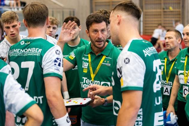 Ben MATSCHKE (FRISCH AUF! Goeppingen, Trainer) bei einer Auszeit FRISCH AUF! Goeppingen (FAG) vs. SG Koendringen-Teningen, Handball, Maenner, S-Cup Altensteig 2025, Spielzeit 2025 2026, 01.08.2025 FRISCH AUF! Goeppingen (FAG) vs. SG Koendringen-Teningen, Handball, Maenner, S-Cup Altensteig 2025, Spielzeit 2025 2026, 01.08.2025 Altensteig Copyright: xEibnerxPressefoto OliverxSchmidtx EP_OST
