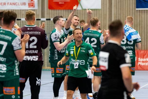 Die Spieler von FRISCH AUF! freuen sich ueber den Einzug ins Halbfinale FRISCH AUF! Goeppingen (FAG) vs. SG Koendringen-Teningen, Handball, Maenner, S-Cup Altensteig 2025, Spielzeit 2025 2026, 01.08.2025 FRISCH AUF! Goeppingen (FAG) vs. SG Koendringen-Teningen, Handball, Maenner, S-Cup Altensteig 2025, Spielzeit 2025 2026, 01.08.2025 Altensteig Copyright: xEibnerxPressefoto OliverxSchmidtx EP_OST
