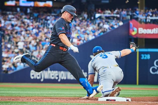August 1, 2025, Toronto, On, Canada: p>Toronto Blue Jays Outfielder Daulton Varsho (5) is out as Kansas City Royals first base Vinnie Pasquantino (9) makes a catch during fourth inning MLB, Baseball Herren, USA baseball action in Toronto, Friday, Aug. 1, 2025. Canada News - August 1, 2025 - ZUMAc35_ 20250801_zaf_c35_234 Copyright: xSammyxKoganx