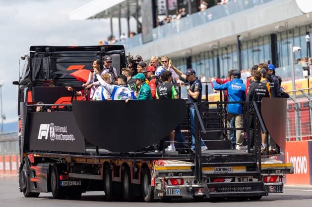 F1 Ungarn GP Fahrerparade HUN, Formel 1 Weltmeisterschaft, Grand Prix von Ungarn, Hungaroring, Renntag, Saison 2025, 03.08.2025 HUN, Formel 1 Weltmeisterschaft, Grand Prix von Ungarn, Hungaroring, Renntag, Saison 2025, 03.08.2025 Budapest Copyright: xEibner-Pressefoto MarcelxFischerx EP_MFI