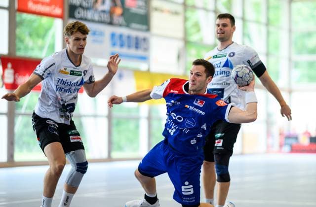 Merlin Fuss (HBW Balingen Weilstetten, 13), beim Wurf, Sparkassen Cup, Handball Wettbewerb, HBW Balingen Weilstetten vs. Mors Thy Handbold, Maenner, 3. Turniertag, Spielzeit 2025, 03.08.2025 Eibner-Pressefoto Andreas Ulmer Sparkassen Cup, Handball Wettbewerb, HBW Balingen Weilstetten vs. Mors Thy Handbold, Maenner, 3. Turniertag, Spielzeit 2025, 03.08.2025 Altensteig Copyright: xEibner-Pressefoto AndreasxUlmerx EP_AUR