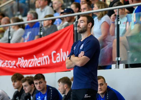Dennis Bo Jensen, (Mors Thy Handbold, Trainer) Sparkassen Cup, Handball Wettbewerb, HBW Balingen Weilstetten vs. Mors Thy Handbold, Maenner, 3. Turniertag, Spielzeit 2025, 03.08.2025 Eibner-Pressefoto Andreas Ulmer Sparkassen Cup, Handball Wettbewerb, HBW Balingen Weilstetten vs. Mors Thy Handbold, Maenner, 3. Turniertag, Spielzeit 2025, 03.08.2025 Altensteig Copyright: xEibner-Pressefoto AndreasxUlmerx EP_AUR