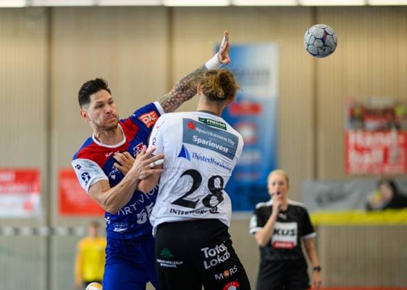 Csaba Leimeter (HBW Balingen Weilstetten, 55), beim Wurf gegen Rasmus Madsen (Mors Thy Handbold, 28), Sparkassen Cup, Handball Wettbewerb, HBW Balingen Weilstetten vs. Mors Thy Handbold, Maenner, 3. Turniertag, Spielzeit 2025, 03.08.2025 Eibner-Pressefoto Andreas Ulmer Sparkassen Cup, Handball Wettbewerb, HBW Balingen Weilstetten vs. Mors Thy Handbold, Maenner, 3. Turniertag, Spielzeit 2025, 03.08.2025 Altensteig Copyright: xEibner-Pressefoto AndreasxUlmerx EP_AUR