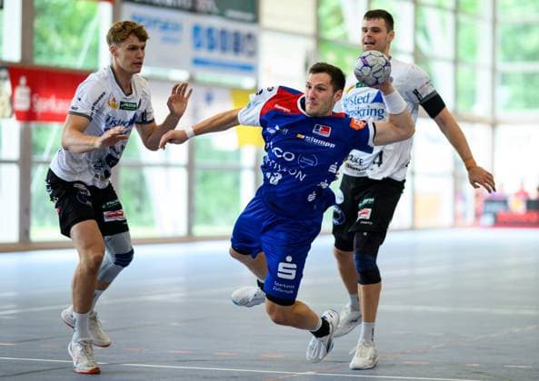 Merlin Fuss (HBW Balingen Weilstetten, 13), beim Wurf, Sparkassen Cup, Handball Wettbewerb, HBW Balingen Weilstetten vs. Mors Thy Handbold, Maenner, 3. Turniertag, Spielzeit 2025, 03.08.2025 Eibner-Pressefoto Andreas Ulmer Sparkassen Cup, Handball Wettbewerb, HBW Balingen Weilstetten vs. Mors Thy Handbold, Maenner, 3. Turniertag, Spielzeit 2025, 03.08.2025 Altensteig Copyright: xEibner-Pressefoto AndreasxUlmerx EP_AUR