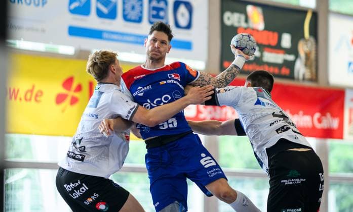Csaba Leimeter (HBW Balingen Weilstetten, 55), beim Wurf gegen Lasse Pedersen (Mors Thy Handbold, 02), links, Sparkassen Cup, Handball Wettbewerb, HBW Balingen Weilstetten vs. Mors Thy Handbold, Maenner, 3. Turniertag, Spielzeit 2025, 03.08.2025 Eibner-Pressefoto Andreas Ulmer Sparkassen Cup, Handball Wettbewerb, HBW Balingen Weilstetten vs. Mors Thy Handbold, Maenner, 3. Turniertag, Spielzeit 2025, 03.08.2025 Altensteig Copyright: xEibner-Pressefoto AndreasxUlmerx EP_AUR
