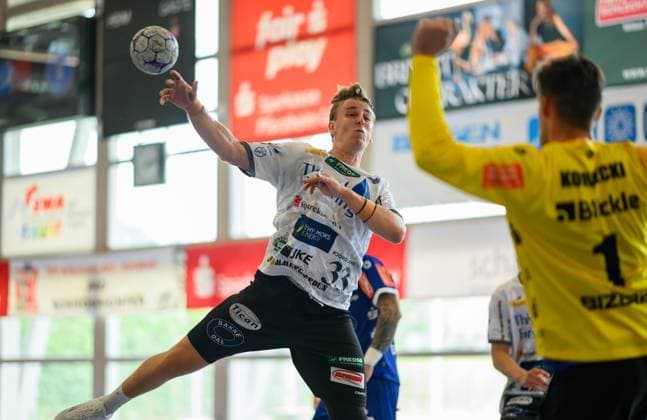 Kasper Didriksen (Mors Thy Handbold, 33), beim Wurf vor Mateusz Kornecki (HBW Balingen Weilstetten, 01, Torwart) Sparkassen Cup, Handball Wettbewerb, HBW Balingen Weilstetten vs. Mors Thy Handbold, Maenner, 3. Turniertag, Spielzeit 2025, 03.08.2025 Eibner-Pressefoto Andreas Ulmer Sparkassen Cup, Handball Wettbewerb, HBW Balingen Weilstetten vs. Mors Thy Handbold, Maenner, 3. Turniertag, Spielzeit 2025, 03.08.2025 Altensteig Copyright: xEibner-Pressefoto AndreasxUlmerx EP_AUR