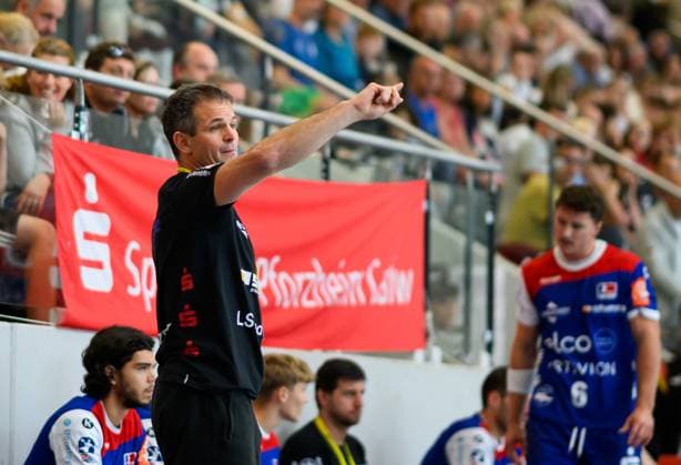 Matti Flohr, (HBW Balingen Weilstetten, Trainer), gibt Anweisungen, Sparkassen Cup, Handball Wettbewerb, HBW Balingen Weilstetten vs. Mors Thy Handbold, Maenner, 3. Turniertag, Spielzeit 2025, 03.08.2025 Eibner-Pressefoto Andreas Ulmer Sparkassen Cup, Handball Wettbewerb, HBW Balingen Weilstetten vs. Mors Thy Handbold, Maenner, 3. Turniertag, Spielzeit 2025, 03.08.2025 Altensteig Copyright: xEibner-Pressefoto AndreasxUlmerx EP_AUR