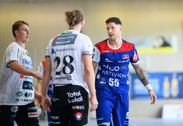 Csaba Leimeter (HBW Balingen Weilstetten, 55) und Rasmus Madsen (Mors Thy Handbold, 28) geraten aneinandeer, Sparkassen Cup, Handball Wettbewerb, HBW Balingen Weilstetten vs. Mors Thy Handbold, Maenner, 3. Turniertag, Spielzeit 2025, 03.08.2025 Eibner-Pressefoto Andreas Ulmer Sparkassen Cup, Handball Wettbewerb, HBW Balingen Weilstetten vs. Mors Thy Handbold, Maenner, 3. Turniertag, Spielzeit 2025, 03.08.2025 Altensteig Copyright: xEibner-Pressefoto AndreasxUlmerx EP_AUR