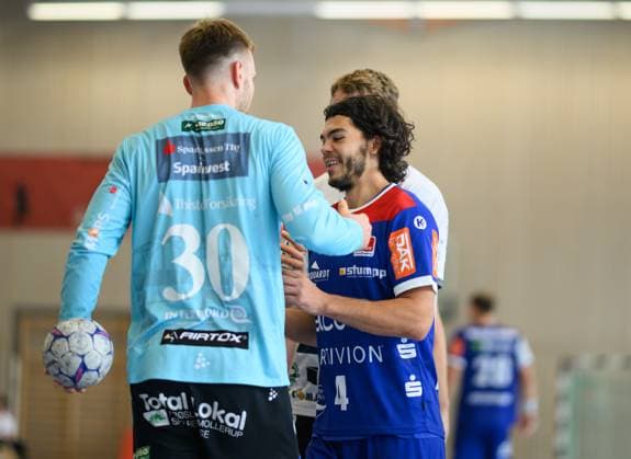 Tim Ruggiero Matthes (HBW Balingen Weilstetten, 04) will den Ball, bekommt ihn aber nicht von Svend Rughave (Mors Thy Handbold, 30), Sparkassen Cup, Handball Wettbewerb, HBW Balingen Weilstetten vs. Mors Thy Handbold, Maenner, 3. Turniertag, Spielzeit 2025, 03.08.2025 Eibner-Pressefoto Andreas Ulmer Sparkassen Cup, Handball Wettbewerb, HBW Balingen Weilstetten vs. Mors Thy Handbold, Maenner, 3. Turniertag, Spielzeit 2025, 03.08.2025 Altensteig Copyright: xEibner-Pressefoto AndreasxUlmerx EP_AUR