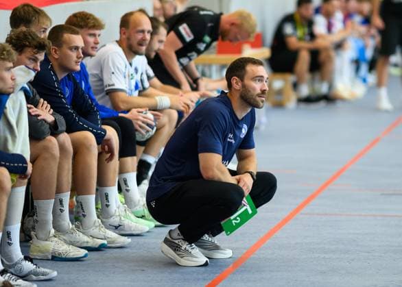 Dennis Bo Jensen, (Mors Thy Handbold, Trainer), Sparkassen Cup, Handball Wettbewerb, HBW Balingen Weilstetten vs. Mors Thy Handbold, Maenner, 3. Turniertag, Spielzeit 2025, 03.08.2025 Eibner-Pressefoto Andreas Ulmer Sparkassen Cup, Handball Wettbewerb, HBW Balingen Weilstetten vs. Mors Thy Handbold, Maenner, 3. Turniertag, Spielzeit 2025, 03.08.2025 Altensteig Copyright: xEibner-Pressefoto AndreasxUlmerx EP_AUR
