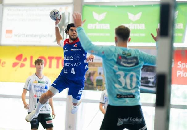 Tim Ruggiero Matthes (HBW Balingen Weilstetten, 04), beim Kreiswurf, Sparkassen Cup, Handball Wettbewerb, HBW Balingen Weilstetten vs. Mors Thy Handbold, Maenner, 3. Turniertag, Spielzeit 2025, 03.08.2025 Eibner-Pressefoto Andreas Ulmer Sparkassen Cup, Handball Wettbewerb, HBW Balingen Weilstetten vs. Mors Thy Handbold, Maenner, 3. Turniertag, Spielzeit 2025, 03.08.2025 Altensteig Copyright: xEibner-Pressefoto AndreasxUlmerx EP_AUR