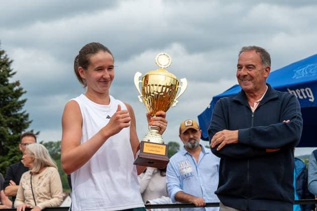 links Nikola Bartunkova (CZE), rechts Thomaws Bürkle (Tournament Director), Nikola Bartunkova vs. Julia Grabher,Tennis, CTS Ladies Open, Finale, 03.08.2025, Nikola Bartunkova vs. Julia Grabher,Tennis, CTS Ladies Open, Finale, 03.08.2025 Hechingen Copyright: xEibner-Pressefoto StefanxRosenfex EP_SRD