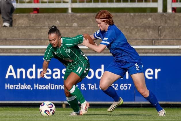 v.li.: Maja Sternad (SV Werder Bremen, 11) und Lena Göppel (SV Meppen, 5) im Zweikampf, Duell, Dynamik, Aktion, Action, Spielszene, 06.08.2025, Herzlake (Deutschland), Fussball, Testspiel Frauen, SV Meppen - SV Werder Bremen