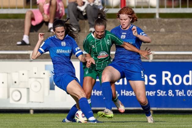 v.li.: Marie Bleil (SV Meppen, 7), Maja Sternad (SV Werder Bremen, 11) und Lena Göppel (SV Meppen, 5) im Zweikampf, Duell, Dynamik, Aktion, Action, Spielszene, 06.08.2025, Herzlake (Deutschland), Fussball, Testspiel Frauen, SV Meppen - SV Werder Bremen