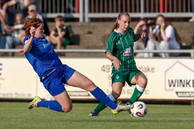 v.li.: Lena Göppel (SV Meppen, 5) und Emöke Papai (SV Werder Bremen, 16) im Zweikampf, Duell, Dynamik, Aktion, Action, Spielszene, 06.08.2025, Herzlake (Deutschland), Fussball, Testspiel Frauen, SV Meppen - SV Werder Bremen