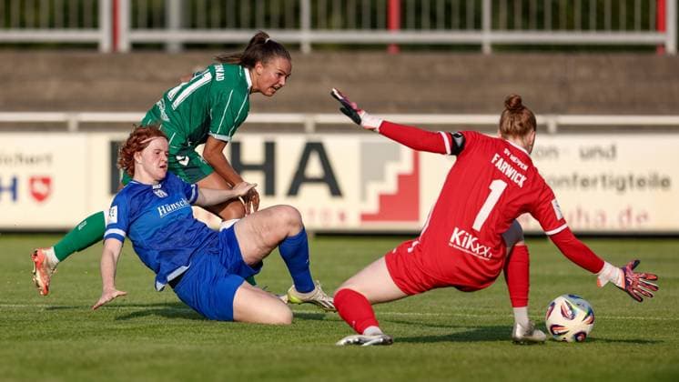 v.li.: Lena Göppel (SV Meppen, 5), Maja Sternad (SV Werder Bremen, 11) und Thea Farwick (Torhüterin, Torwart, SV Meppen, 1) im Zweikampf, Duell, Dynamik, Aktion, Action, Spielszene, 06.08.2025, Herzlake (Deutschland), Fussball, Testspiel Frauen, SV Meppen - SV Werder Bremen
