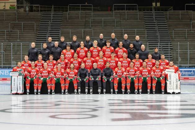 Vordere Reihe von links: Michael Garteig, Thomas Schemitsch, Cody Kunyk, T.J. Trevelyan, Anthony Louis, Assistenztrainer Thomas Dolak, Cheftrainer Bill Peters, Torwarttrainer Dennis Endras, Maximilian Renner, Ryan Button, Madison Bowey, Alexandre Grenier, Peyton Jones Zweite Reihe von links: Moritz Elias, Florian Elias, Kyle Mayhew, D.J. Busdeker, Joseph Cramarossa, Tim Wohlgemuth, Moritz Wirth, Fabrizio Pilu, Alexander Blank, Riley Damiani, Enrico Henriquez, Luco Tosto Dritte Reihe von links: Teammanager Markus Keller, Athletiktrainer Adrian Schelenz, Skills & Video Coach Mika Wendell, Lasse Dietzschold, Christian Hanke, Sebastian Zwickl, Liron Pellizzari, Leon van der Linde, Betreuer Myles Holloway, Betreuer Marco Nachrichter, Zahnaerztin Dr. Roswitha Merk, Obere Reihe von links: Physiotherapeut Oliver Roensch, Physiotherapeut Sebastian Lindermayr, Physiotherapeut Samuel Sepp, Physiotherapeut Ferdinand Merckx, Physiotherapeut Alexander Ablass, Sportmediziner Dr. Jens-Ulrich Otto, Sportmediziner Dr. Karsten Bogner, Allgemeinmediziner Dr. Karl Golczyk, Mannschafts und Portraitbilder, Augsburger Panther, Saison 2025 2026, Eishockey, Penny-DEL, 06.08.2025 Augsburg Bayern Deutschland
