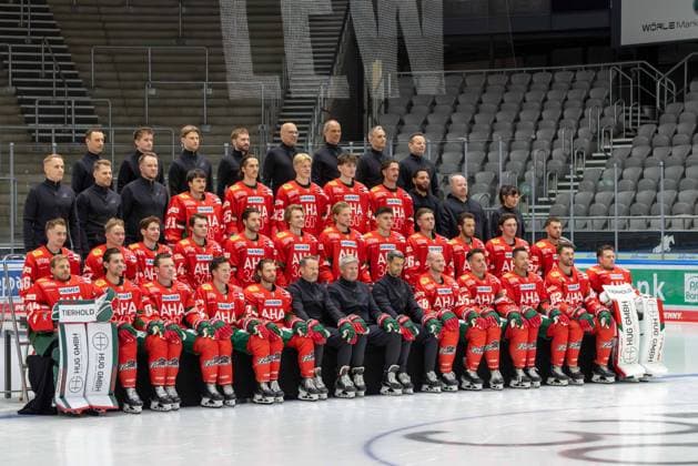 Vordere Reihe von links: Michael Garteig, Thomas Schemitsch, Cody Kunyk, T.J. Trevelyan, Anthony Louis, Assistenztrainer Thomas Dolak, Cheftrainer Bill Peters, Torwarttrainer Dennis Endras, Maximilian Renner, Ryan Button, Madison Bowey, Alexandre Grenier, Peyton Jones Zweite Reihe von links: Moritz Elias, Florian Elias, Kyle Mayhew, D.J. Busdeker, Joseph Cramarossa, Tim Wohlgemuth, Moritz Wirth, Fabrizio Pilu, Alexander Blank, Riley Damiani, Enrico Henriquez, Luco Tosto Dritte Reihe von links: Teammanager Markus Keller, Athletiktrainer Adrian Schelenz, Skills & Video Coach Mika Wendell, Lasse Dietzschold, Christian Hanke, Sebastian Zwickl, Liron Pellizzari, Leon van der Linde, Betreuer Myles Holloway, Betreuer Marco Nachrichter, Zahnaerztin Dr. Roswitha Merk, Obere Reihe von links: Physiotherapeut Oliver Roensch, Physiotherapeut Sebastian Lindermayr, Physiotherapeut Samuel Sepp, Physiotherapeut Ferdinand Merckx, Physiotherapeut Alexander Ablass, Sportmediziner Dr. Jens-Ulrich Otto, Sportmediziner Dr. Karsten Bogner, Allgemeinmediziner Dr. Karl Golczyk, Mannschafts und Portraitbilder, Augsburger Panther, Saison 2025 2026, Eishockey, Penny-DEL, 06.08.2025 Augsburg Bayern Deutschland