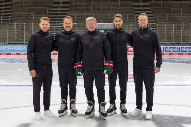 l-r: Trainerteam, Strength und Conditioning Coach Adrian Schelenz (Augsburger Panther), Co-Trainer Thomas Dolak (Augsburger Panther), Chef-Trainer Bill Peters (Augsburger Panther), Torwarttrainer Dennis Endras (Augsburger Panther), Development Coach Mika Wendell (Augsburger Panther), Mannschafts und Portraitbilder, Augsburger Panther, Saison 2025 2026, Eishockey, Penny-DEL, 06.08.2025 Augsburg Bayern Deutschland