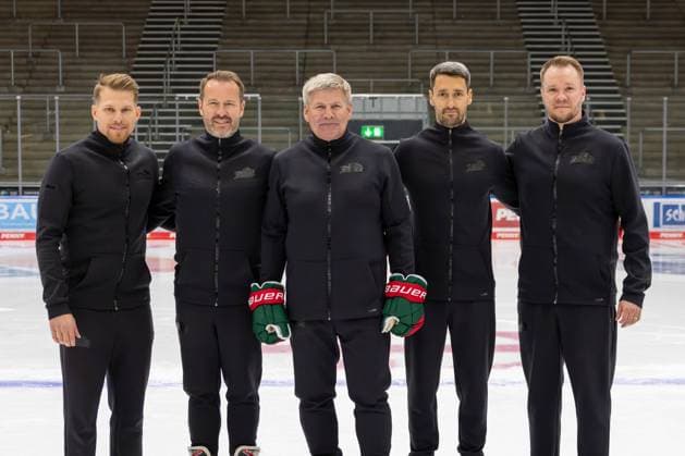 l-r: Trainerteam, Strength und Conditioning Coach Adrian Schelenz (Augsburger Panther), Co-Trainer Thomas Dolak (Augsburger Panther), Chef-Trainer Bill Peters (Augsburger Panther), Torwarttrainer Dennis Endras (Augsburger Panther), Development Coach Mika Wendell (Augsburger Panther), Mannschafts und Portraitbilder, Augsburger Panther, Saison 2025 2026, Eishockey, Penny-DEL, 06.08.2025 Augsburg Bayern Deutschland