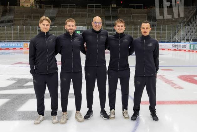 l-r: Physio-Team, Physiotherapeut Samuel Sepp (Augsburger Panther), Physiotherapeut Ferdinand Merckx (Augsburger Panther), Physiotherapeut Alexander Ablass (Augsburger Panther), Physiotherapeut Sebastian Lindermayr, (Augsburger Panther), Physiotherapeut Oliver Roensch (Augsburger Panther), Mannschafts und Portraitbilder, Augsburger Panther, Saison 2025 2026, Eishockey, Penny-DEL, 06.08.2025 Augsburg Bayern Deutschland