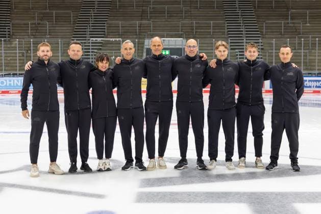 l-r: Physiotherapeut Ferdinand Merckx (Augsburger Panther), Mannschaftsarzt Dr. med. Karl Golczyk (Augsburger Panther), Zahnaerztin Dr. Roswitha Merk (Augsburger Panther), Mannschaftsarzt Dr. Karsten Bogner (Augsburger Panther), Mannschaftsarzt Dr. Jens-Ulrich Otto (Augsburger Panther), Physiotherapeut Alexander Ablass (Augsburger Panther), Physiotherapeut Samuel Sepp (Augsburger Panther), Physiotherapeut Sebastian Lindermayr, (Augsburger Panther), Physiotherapeut Oliver Roensch (Augsburger Panther), Mannschafts und Portraitbilder, Augsburger Panther, Saison 2025 2026, Eishockey, Penny-DEL, 06.08.2025 Augsburg Bayern Deutschland