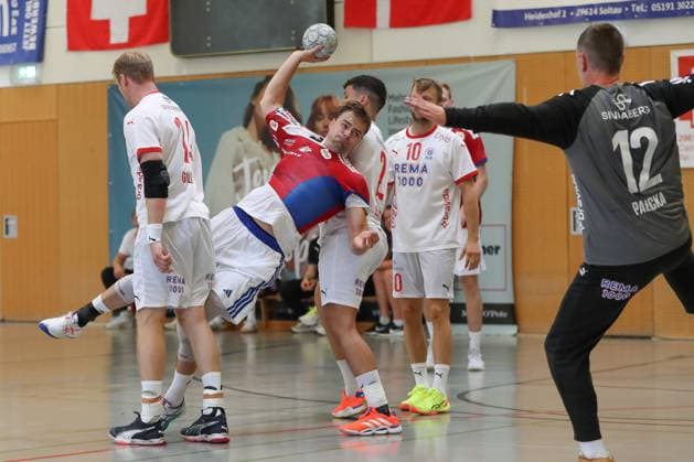 08.08.2025, xgox, Handball - Heide-Cup, Handball Verein Hamburg - Kolstad Handbold emspor, v.l. Magnus Gullerud (Kolstad, 14), Andreas Magaard (Hamburg, 4), Adam Blanche (Kolstad, 2) Zweikampf, Duell, Kampf, tackle Schneverdingen