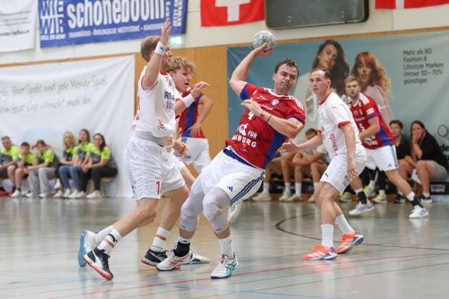 08.08.2025, xgox, Handball - Heide-Cup, Handball Verein Hamburg - Kolstad Handbold emspor, v.l. Magnus Gullerud (Kolstad, 14) , Andreas Magaard (Hamburg, 4), Zweikampf, Duell, Kampf, tackle Schneverdingen