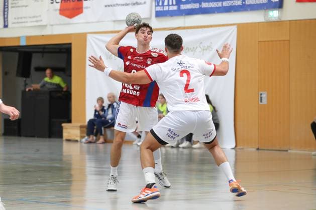08.08.2025, xgox, Handball - Heide-Cup, Handball Verein Hamburg - Kolstad Handbold emspor, v.l. Elias Kofler (Hamburg, 6), Adam Blanche (Kolstad, 2) Zweikampf, Duell, Kampf, tackle Schneverdingen