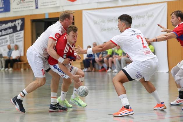 08.08.2025, xgox, Handball - Heide-Cup, Handball Verein Hamburg - Kolstad Handbold emspor, v.l. Magnus Gullerud (Kolstad, 14), Moritz Sauter (Hamburg, 33), Adam Blanche (Kolstad, 2) Zweikampf, Duell, Kampf, tackle Schneverdingen