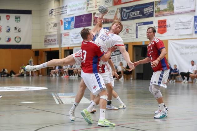 08.08.2025, xgox, Handball - Heide-Cup, Handball Verein Hamburg - Kolstad Handbold emspor, v.l. Niklas Weller (Hamburg, 13), Martin Hernes Hovde (Kolstad, 42) Zweikampf, Duell, Kampf, tackle Schneverdingen