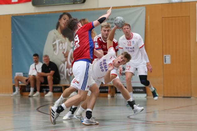 08.08.2025, xgox, Handball - Heide-Cup, Handball Verein Hamburg - Kolstad Handbold emspor, v.l. Maximilian Botta (Hamburg, 19), Leon Owrenn Bronken (Kolstad, 6) Zweikampf, Duell, Kampf, tackle Schneverdingen