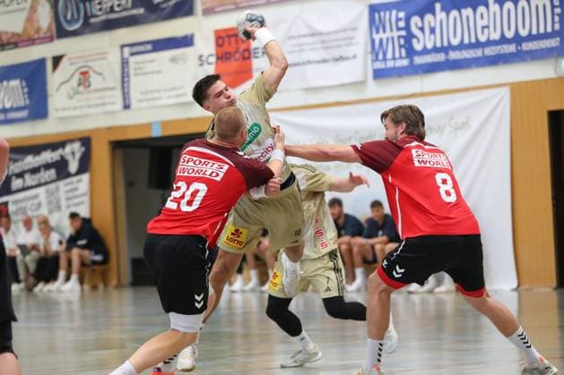 08.08.2025, xgox, Handball - Heide-Cup, TSV Hannover Burgdorf - Aalborg Handbold emspor, v.l. Felix Moller (Moeller, Aalborg, 20), Renars Uscins (Hannover, 10), Vetle Ronningen (Aalborg, 8) Zweikampf, Duell, Kampf, tackle Schneverdingen