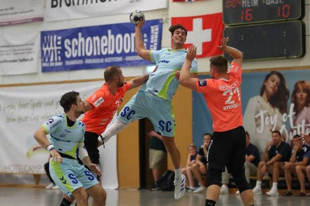 08.08.2025, xgox, Handball Heide-Cup, VfL Gummersbach - Kadetten Schaffhausen emspor v.l. Lucas Meister (Schaffhausen, 2), Julian Koester (Köster, Gummersbach, 7) wirft Tor, Torschuetze, erzielt Tor, Treffer, scores the goal Zweikampf, Duell, Kampf, tackle Schneverdingen
