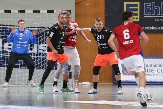 09.08.2025, xgox, Handball - Heide-Cup, Handball Verein Hamburg - Kadetten Schaffhausenemspor, v.l. Lucas Meister (Schaffhausen, 2), Andreas Magaard (Hamburg, 4), Daniel Reznicky (Schaffhausen, 21) Zweikampf, Duell, Kampf, tackle Schneverdingen