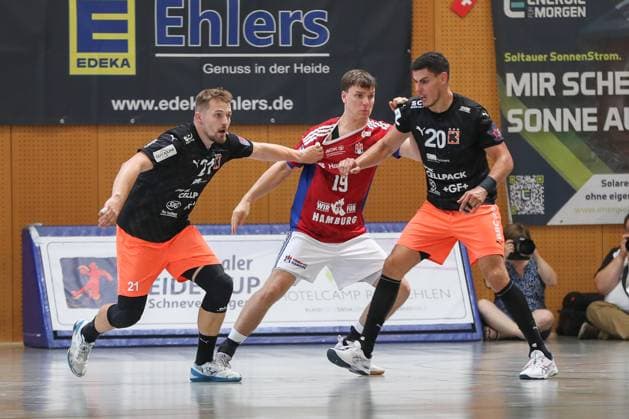 09.08.2025, xgox, Handball - Heide-Cup, Handball Verein Hamburg - Kadetten Schaffhausenemspor, v.l. Daniel Reznicky (Schaffhausen, 21), Maximilian Botta (Hamburg, 19), Lukas Maros (Schaffhausen, 20) Zweikampf, Duell, Kampf, tackle Schneverdingen
