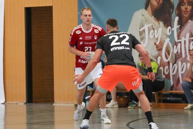 09.08.2025, xgox, Handball - Heide-Cup, Handball Verein Hamburg - Kadetten Schaffhausenemspor, v.l. Einar Olafsson (Hamburg, 23), Patrik Martinovic (Schaffhausen, 22) Zweikampf, Duell, Kampf, tackle Schneverdingen